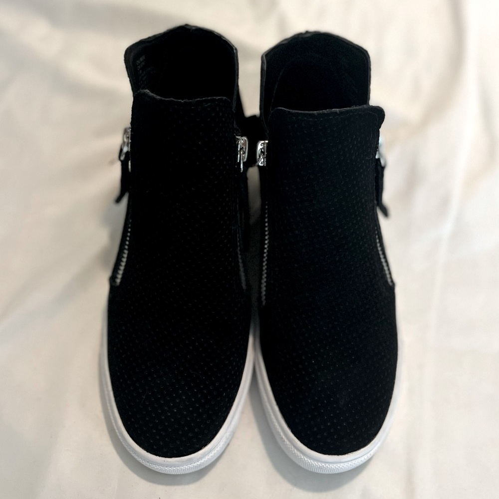 EUC Steve Madden Caliber Black Suede Sneakers Size 7.5